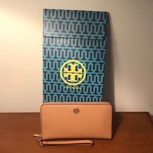 BN- Tory Burch Parker Wallet with hand strap
